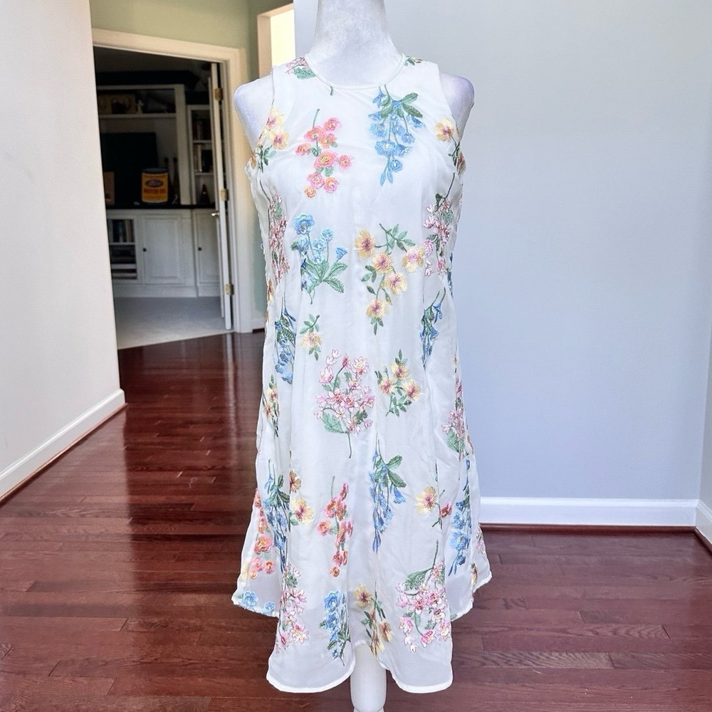 Calvin Klein White Floral Embroidered Feminine Shift Dress Unique Pattern Size 2